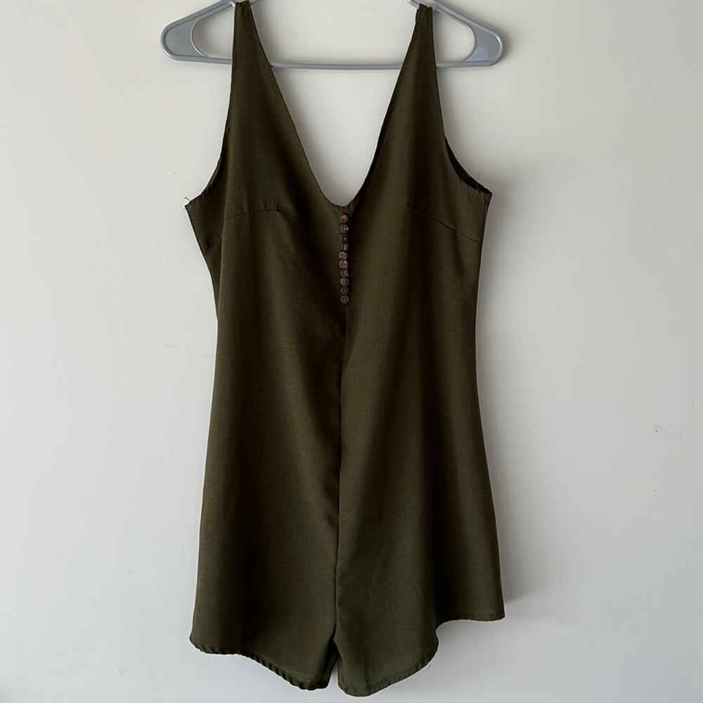 Short green sleeveless jumper